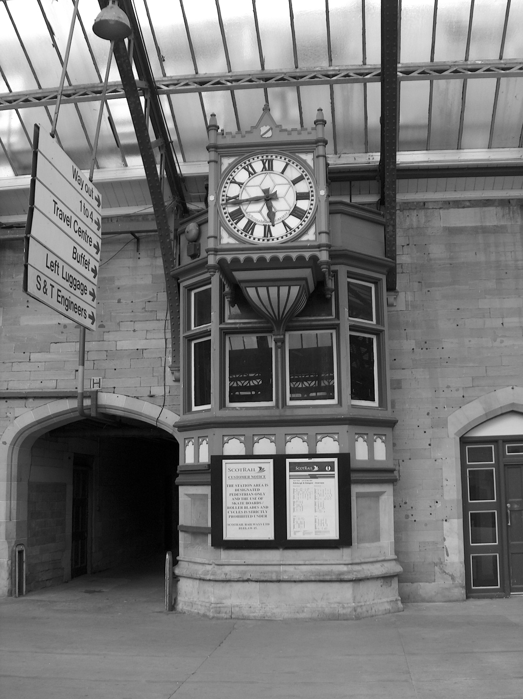 Platform clock at Perth Station