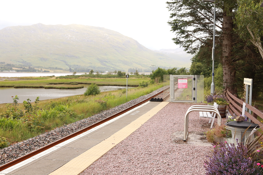 Attadale train station platform looking north